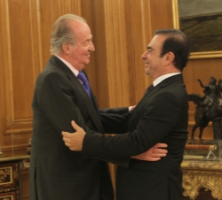 Don Juan Carlos saluda al Sr. Carlos Ghosn